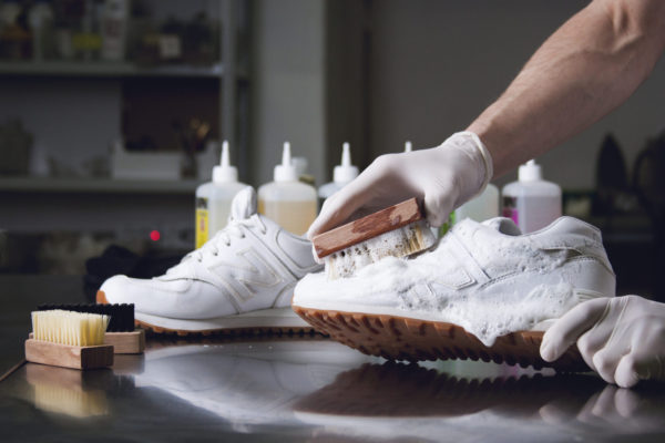 keep white leather shoes clean with simple remedies