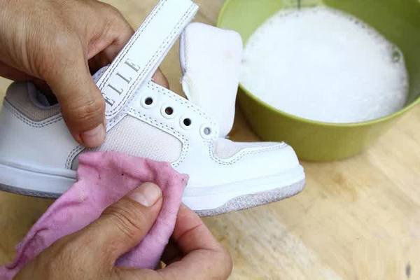 cleaning white leather shoes with the best methods