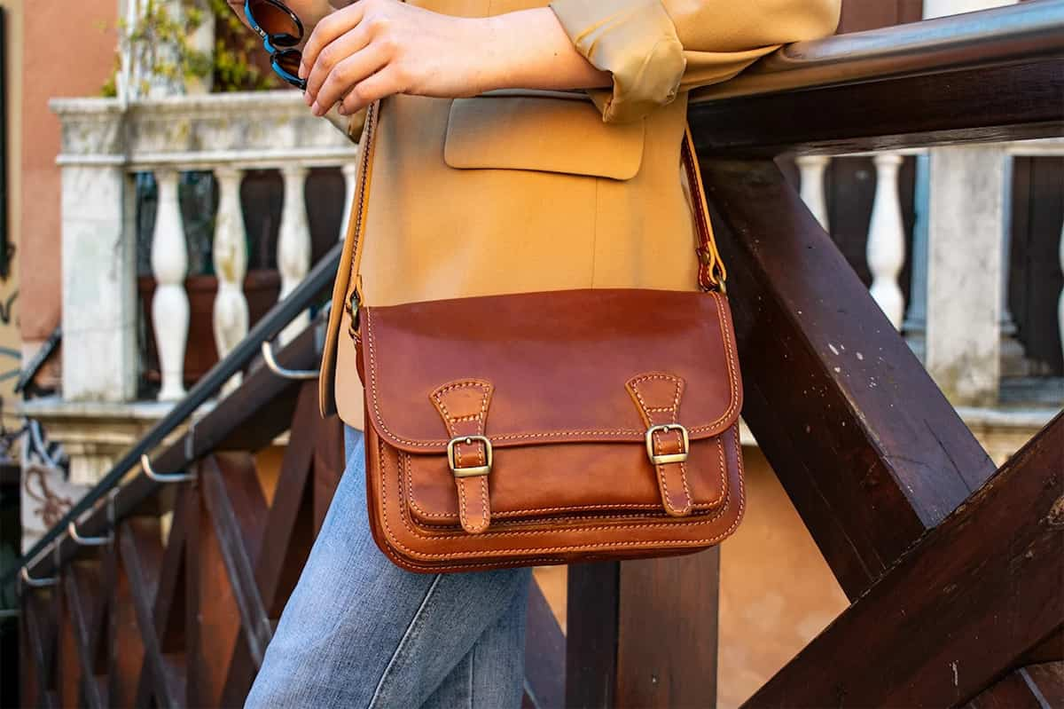  italian leather shoulder bag that is widely used 