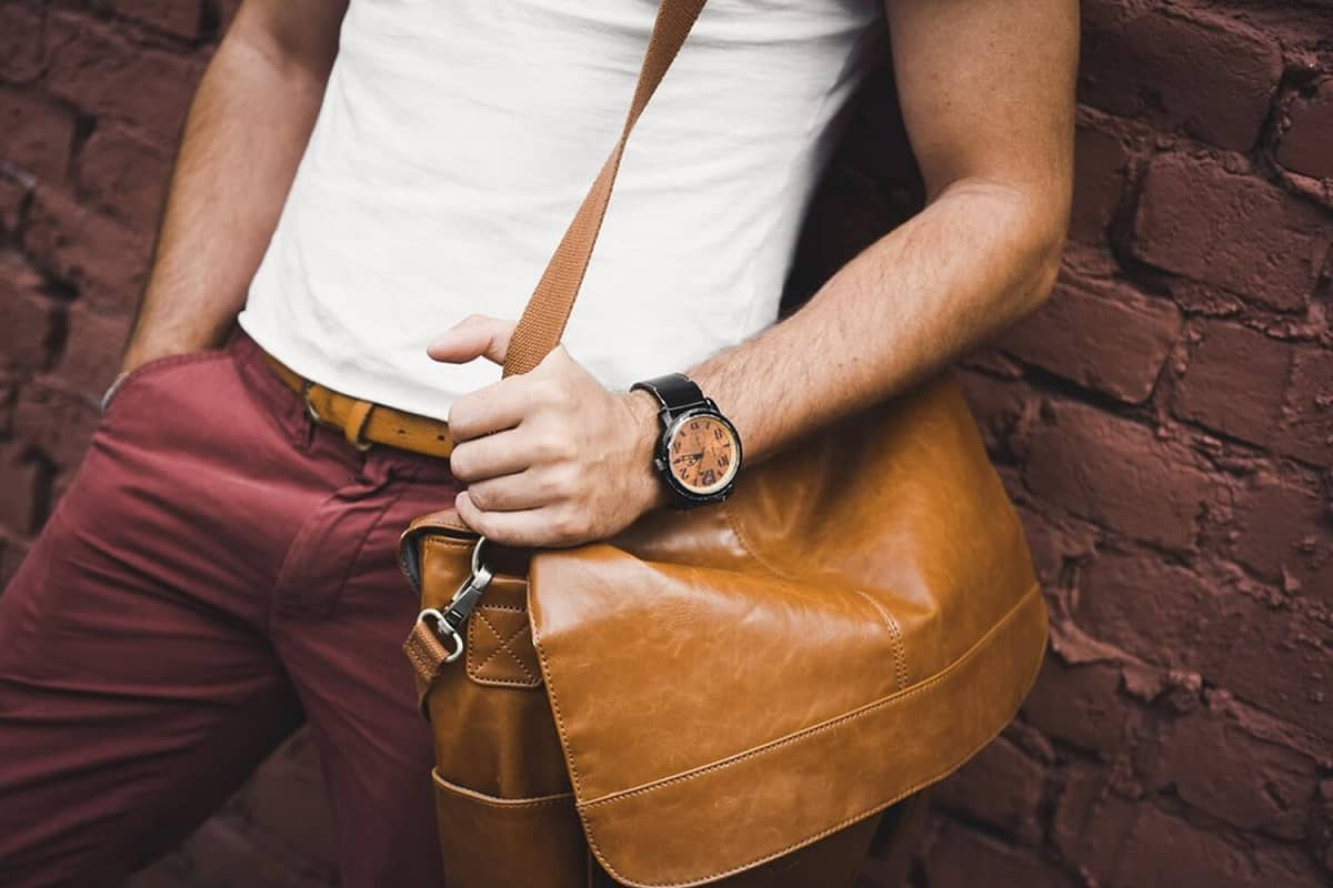  Men’s cowhide leather messenger bag + The purchase price 