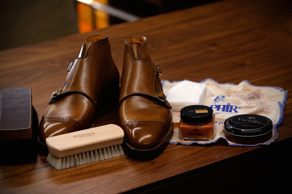  How to polish black shoes at home 