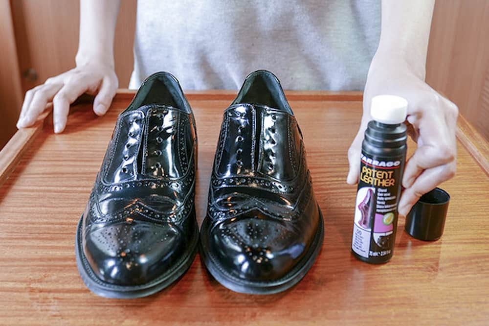  How to polish black shoes at home 